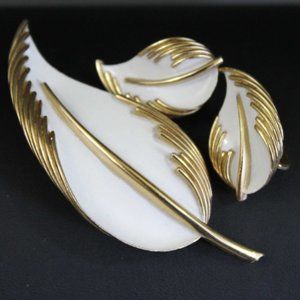 VTG Trifari gold and white leaf brooch and earrings set clip on 1960s signed